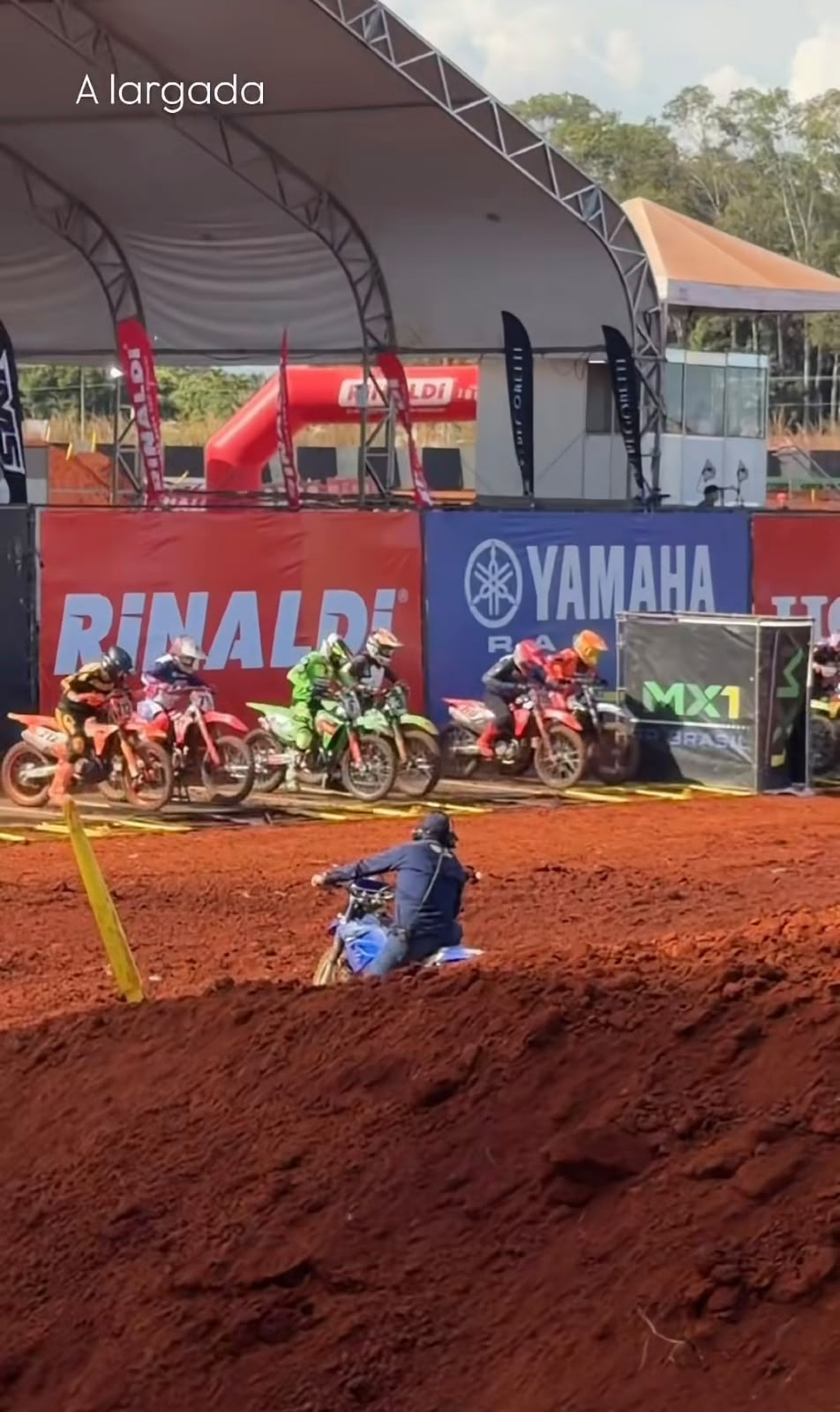 Filho de Marília Mendonça, Leo curte motocross com madrasta Gabriela Versiani - Reprodução / Instagram