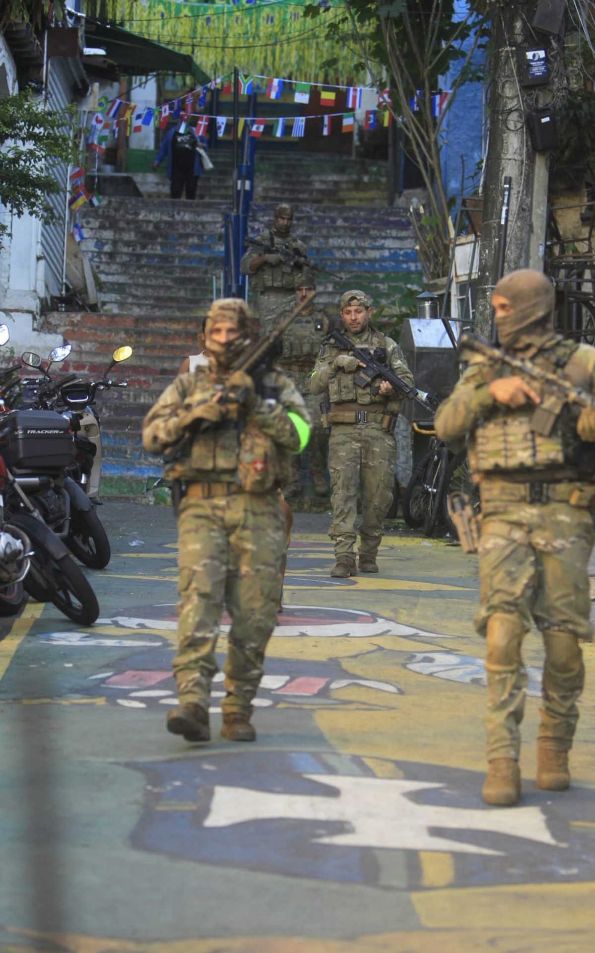 Policiais civis realizam operação na comunidade Santa Marta, em Botafogo