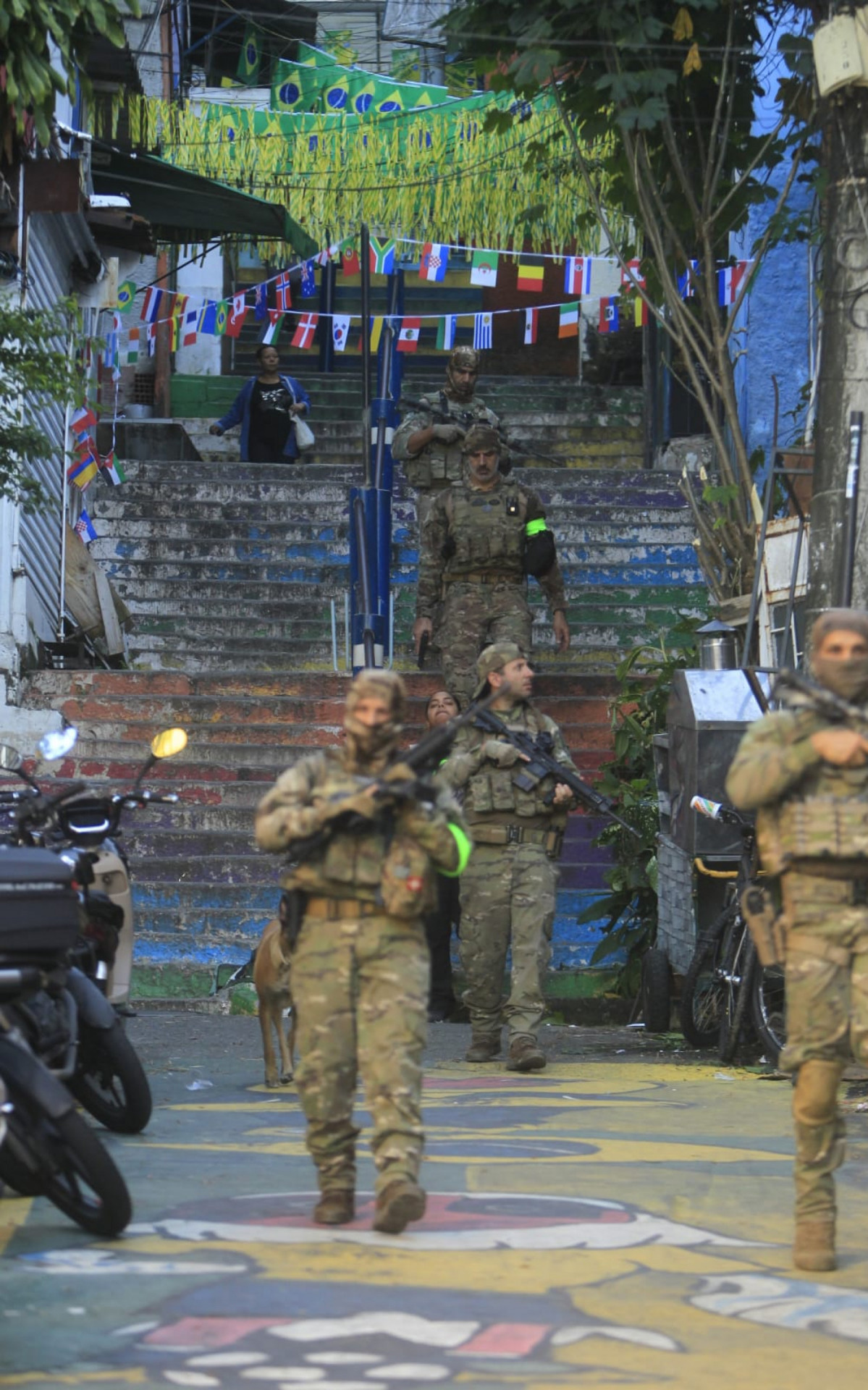 Policiais civis realizam operação na comunidade Santa Marta, em Botafogo