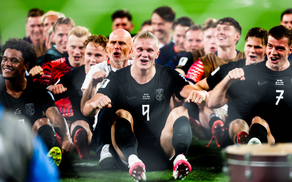 Seleção da Noruega fez a remada viking junto com a torcida