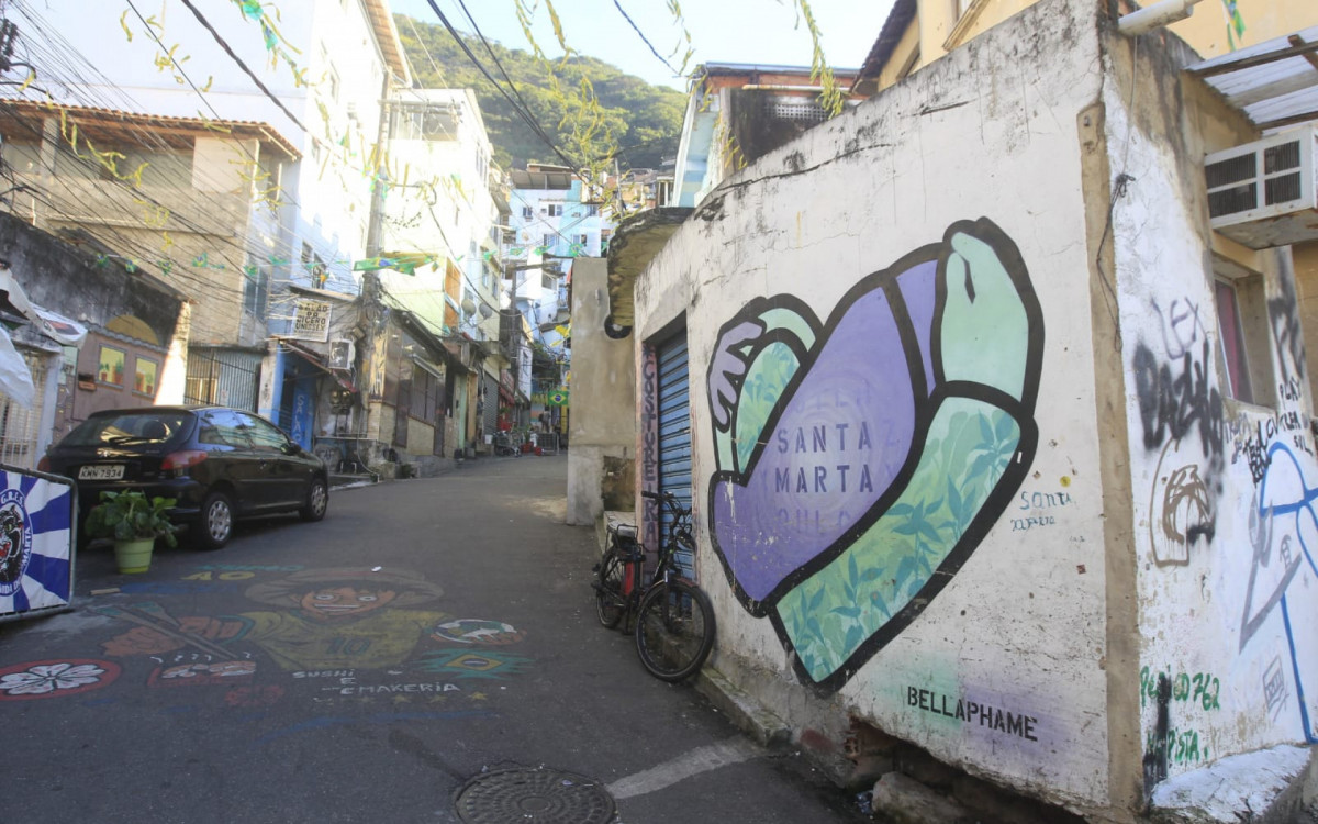Policiais civis realizam operação na comunidade Santa Marta, em Botafogo