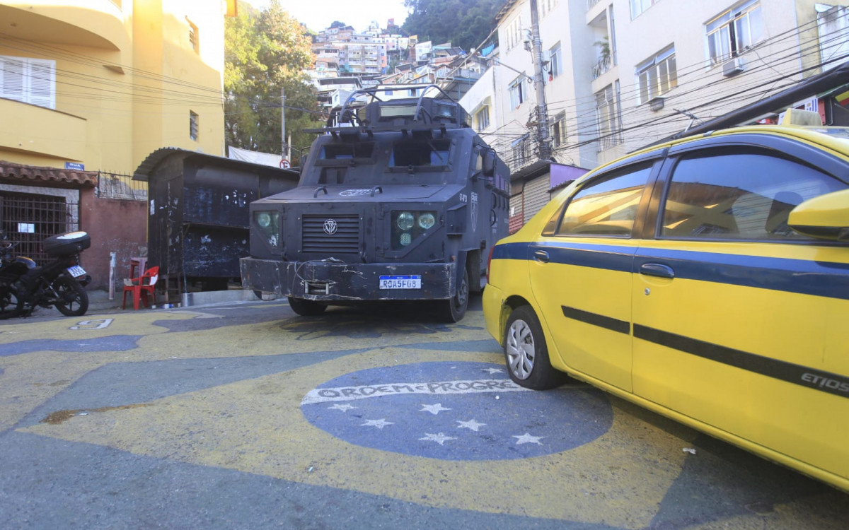 Policiais civis realizam operação na comunidade Santa Marta, em Botafogo