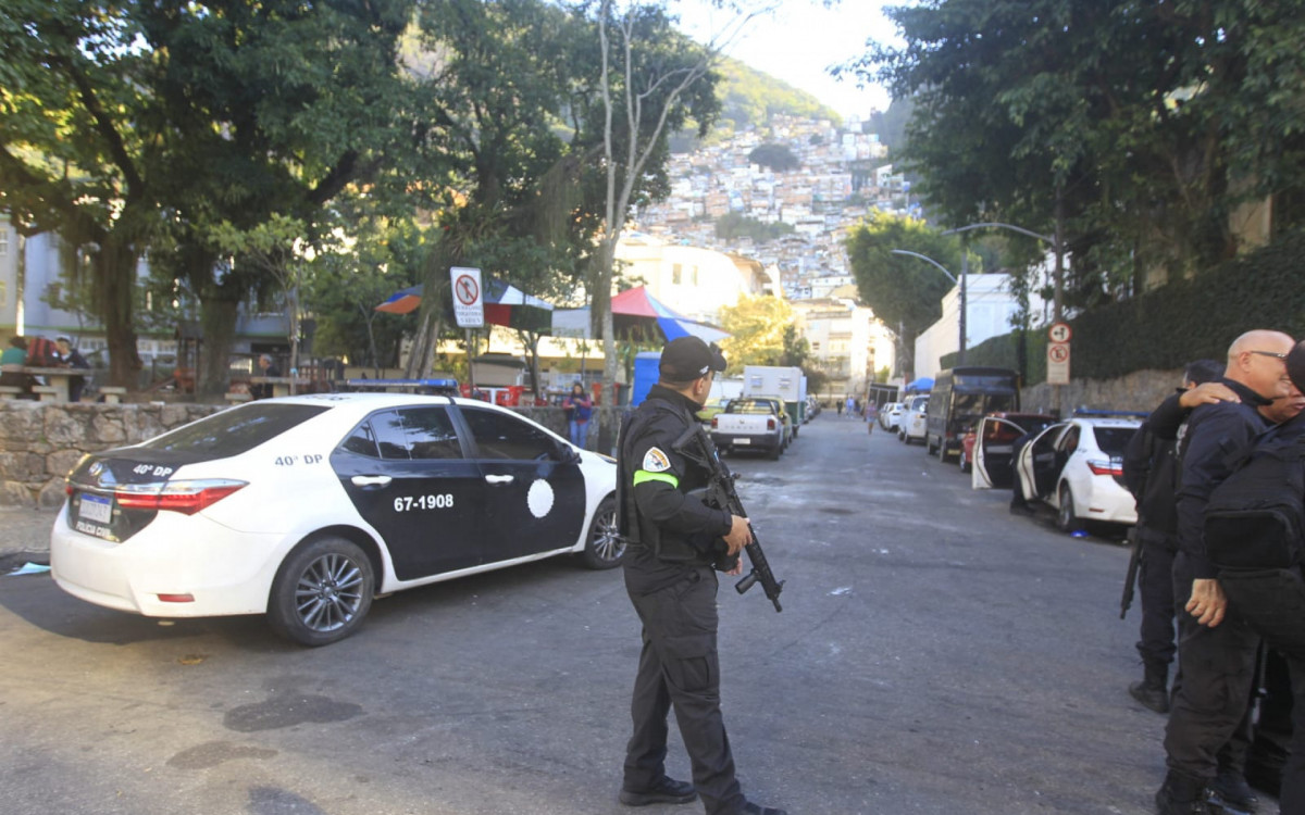 Policiais civis realizam operação na comunidade Santa Marta, em Botafogo