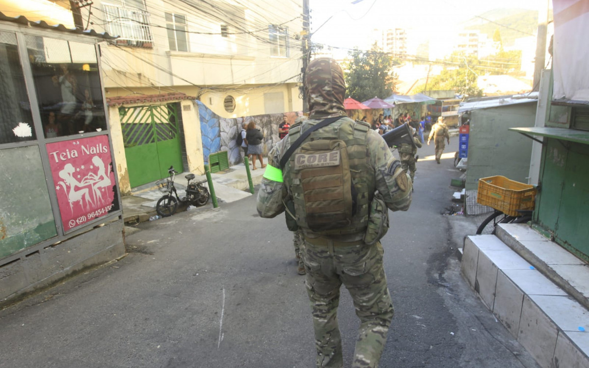 Policiais civis realizam operação na comunidade Santa Marta, em Botafogo