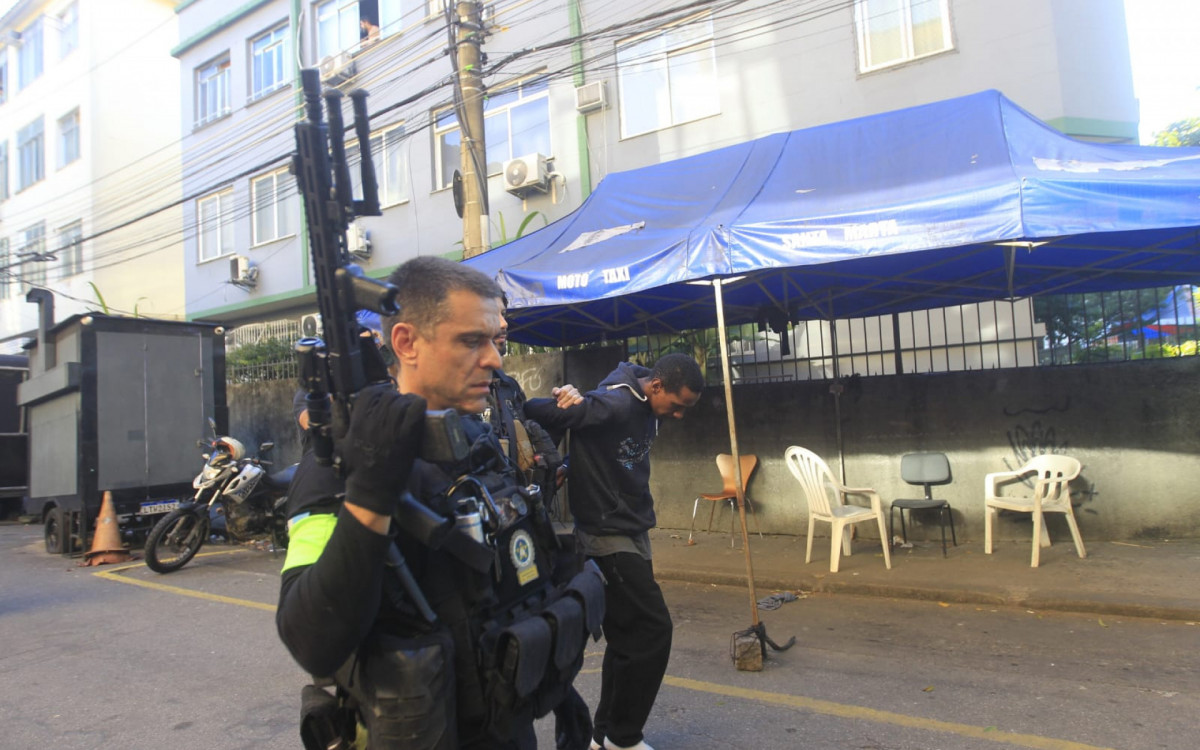 Policiais civis realizam operação na comunidade Santa Marta, em Botafogo