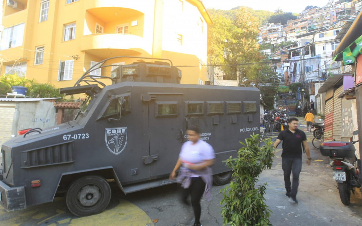 Policiais civis realizam operação na comunidade Santa Marta, em Botafogo