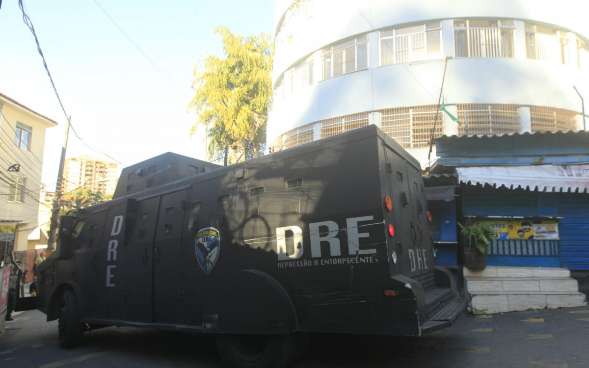 Policiais civis realizam operação na comunidade Santa Marta, em Botafogo