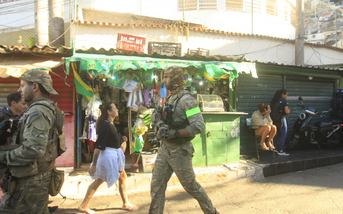Policiais civis realizam operação na comunidade Santa Marta, em Botafogo
