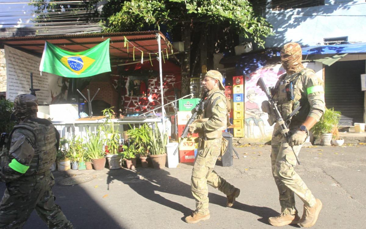 Policiais civis realizam operação na comunidade Santa Marta, em Botafogo