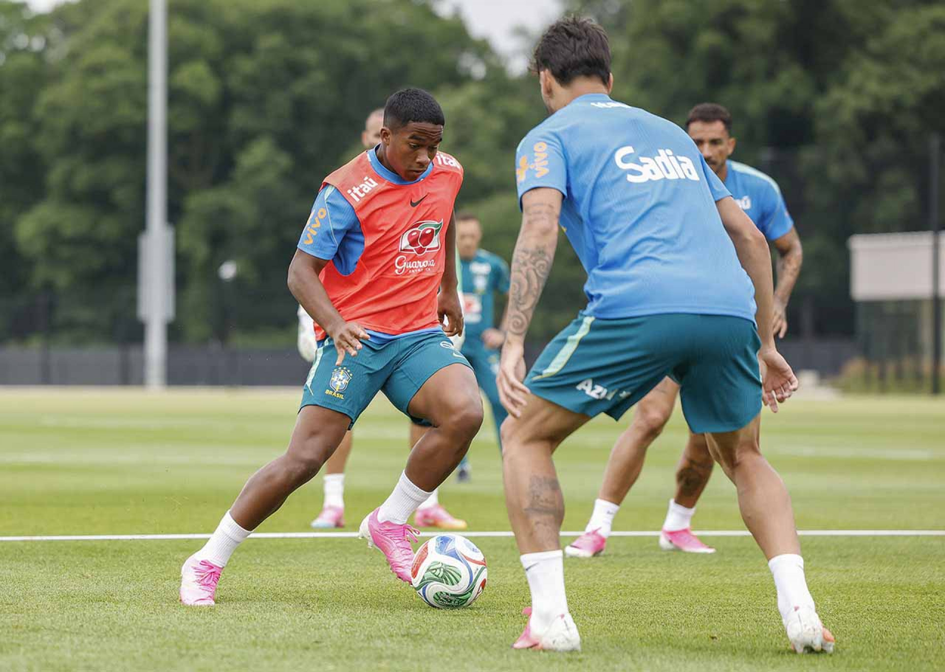 Ancelotti faz testes, mas n&atilde;o define substituto para Raphinha