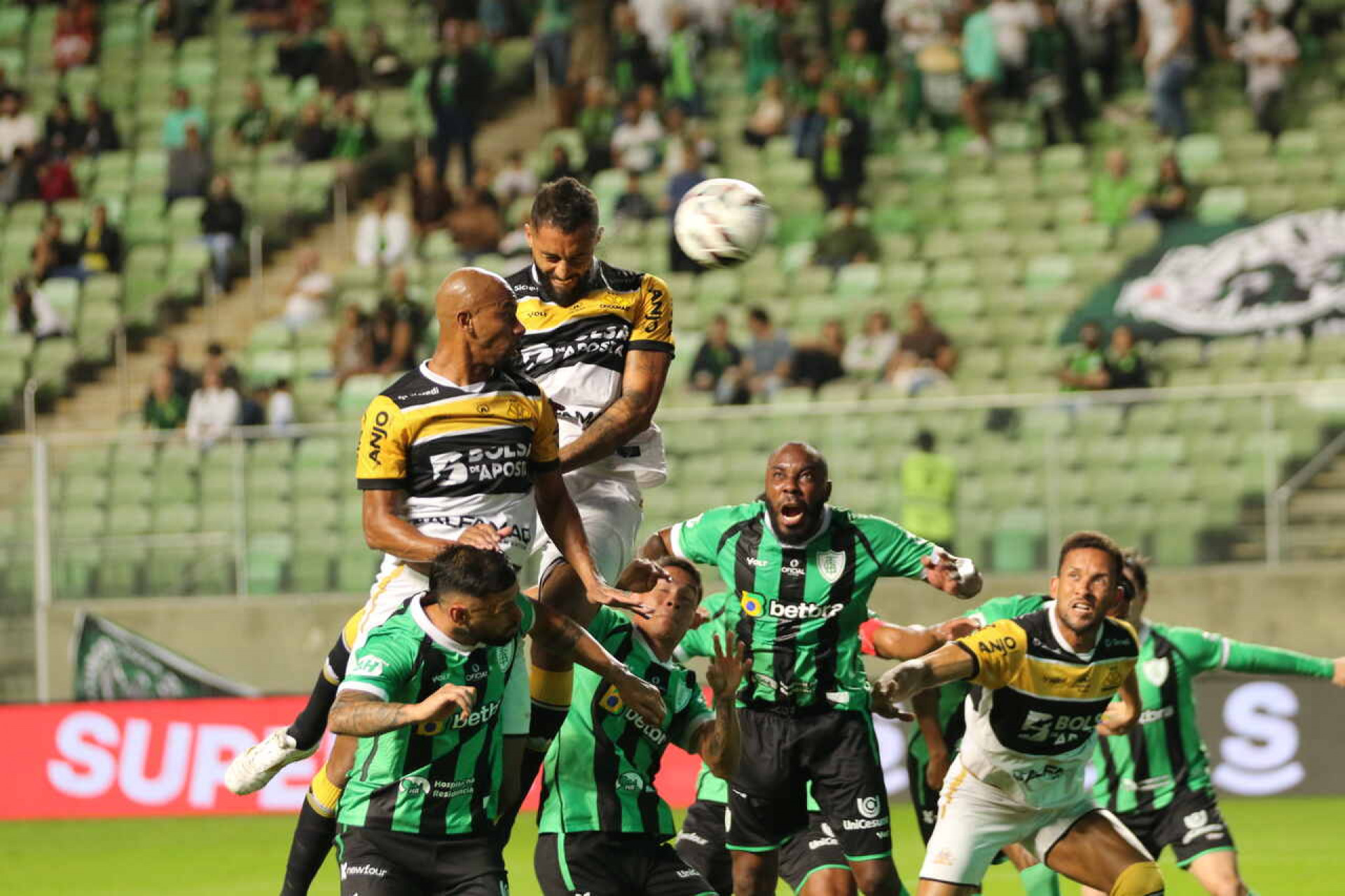 Zagueiro faz gola&ccedil;o de letra e d&aacute; vit&oacute;ria ao Crici&uacute;ma, que cola no G2 da S&eacute;rie B