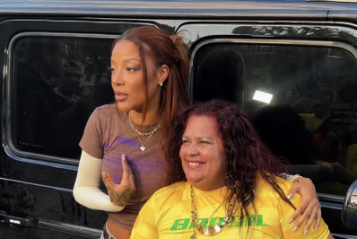 Ludmilla perde a paciência com fãs na porta da Globo e abandona fotos