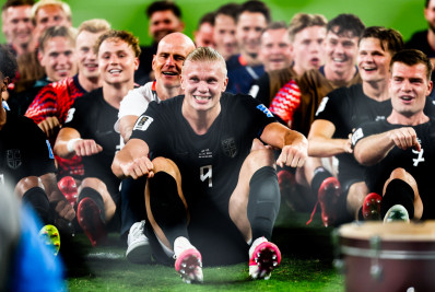 Vídeo: seleção da Noruega faz remada viking com a torcida após vitória