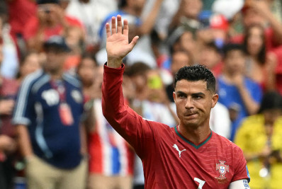 Cristiano Ronaldo vê 'semana difícil', mas celebra recorde: 'Estamos de volta'