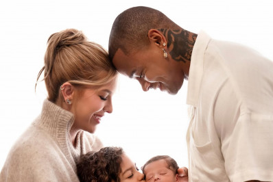 Léo Santana e Lore Improta mostram ensaio newborn de Levi e emocionam fãs: 'Tudo por vocês!'