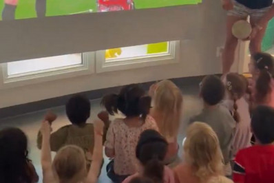 Febre na Copa! Crianças imitam 'Remada Viking' da seleção em escola na Noruega