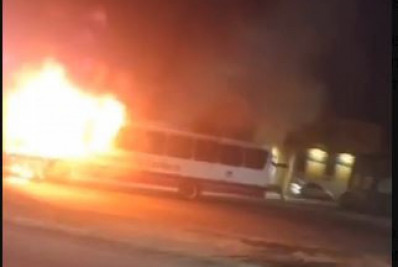 Confronto deixa dois mortos em Caxias; criminosos incendeiam ônibus