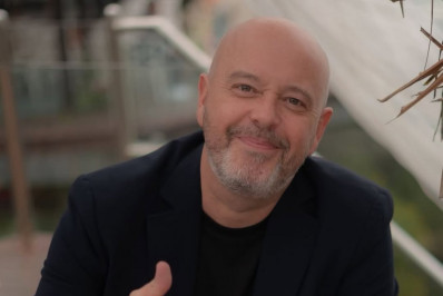 Alex Escobar se manifesta depois de sofrer mal-estar ao vivo