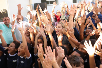 Daniela Soares inaugura melhorias em escola e rebate críticas nas redes sociais