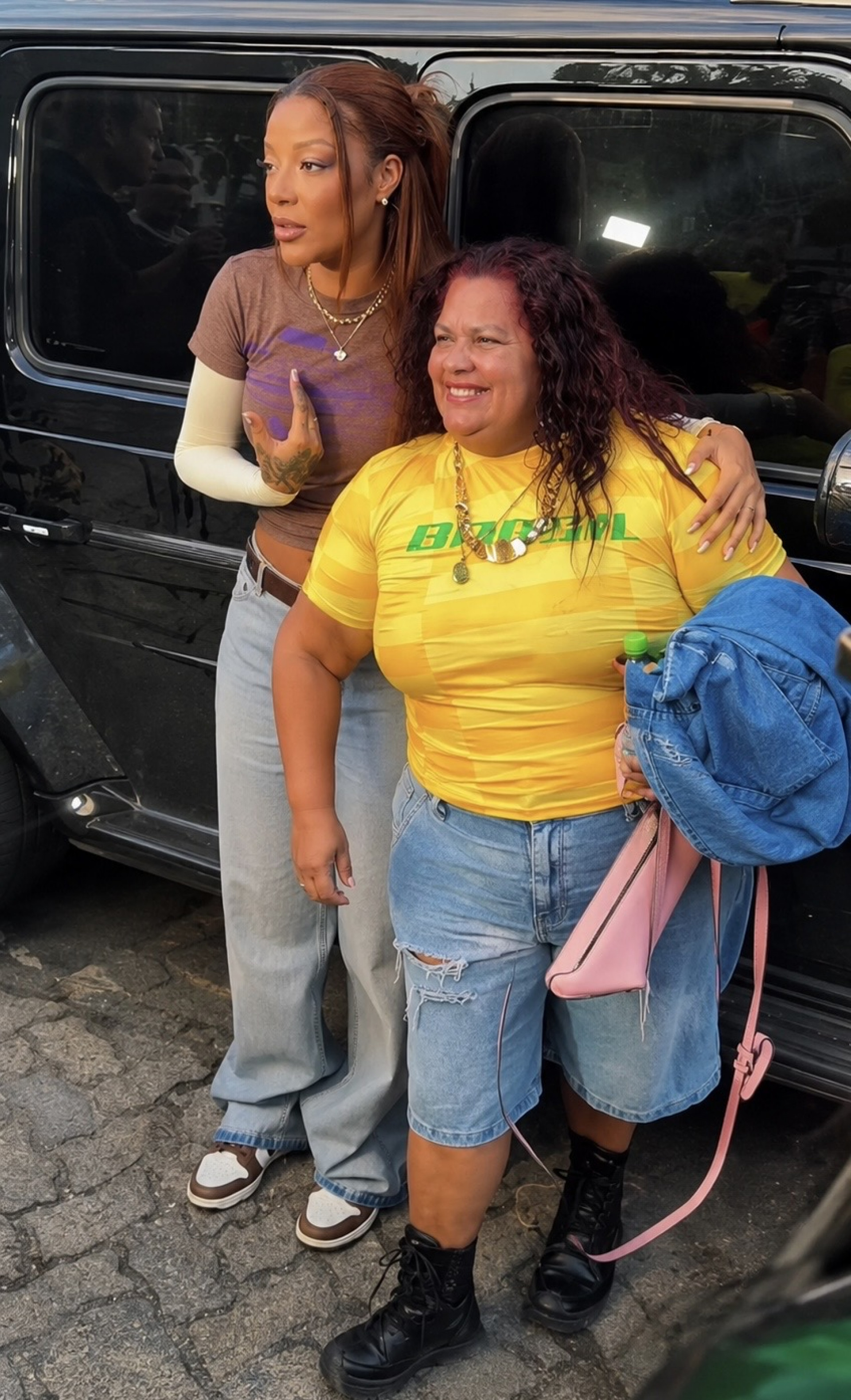 Ludmilla perde a paciência com fãs na porta da Globo e abandona fotos