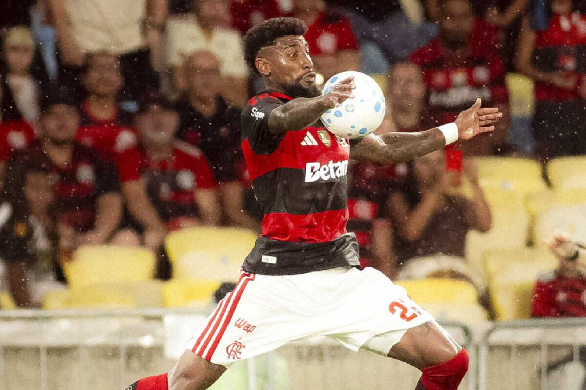 Flamengo recebe proposta de clube ingl&ecirc;s por Emerson Royal