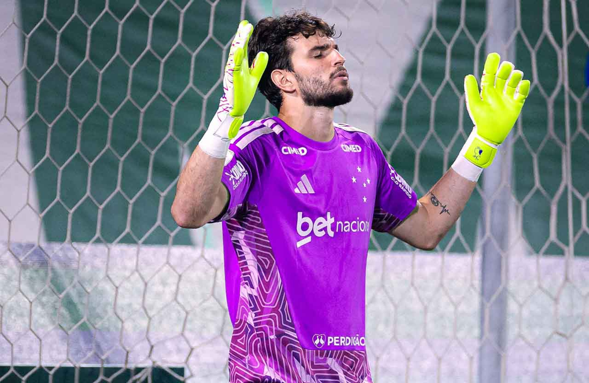 Clube ingl&ecirc;s prepara oferta pelo goleiro Ot&aacute;vio, do Cruzeiro