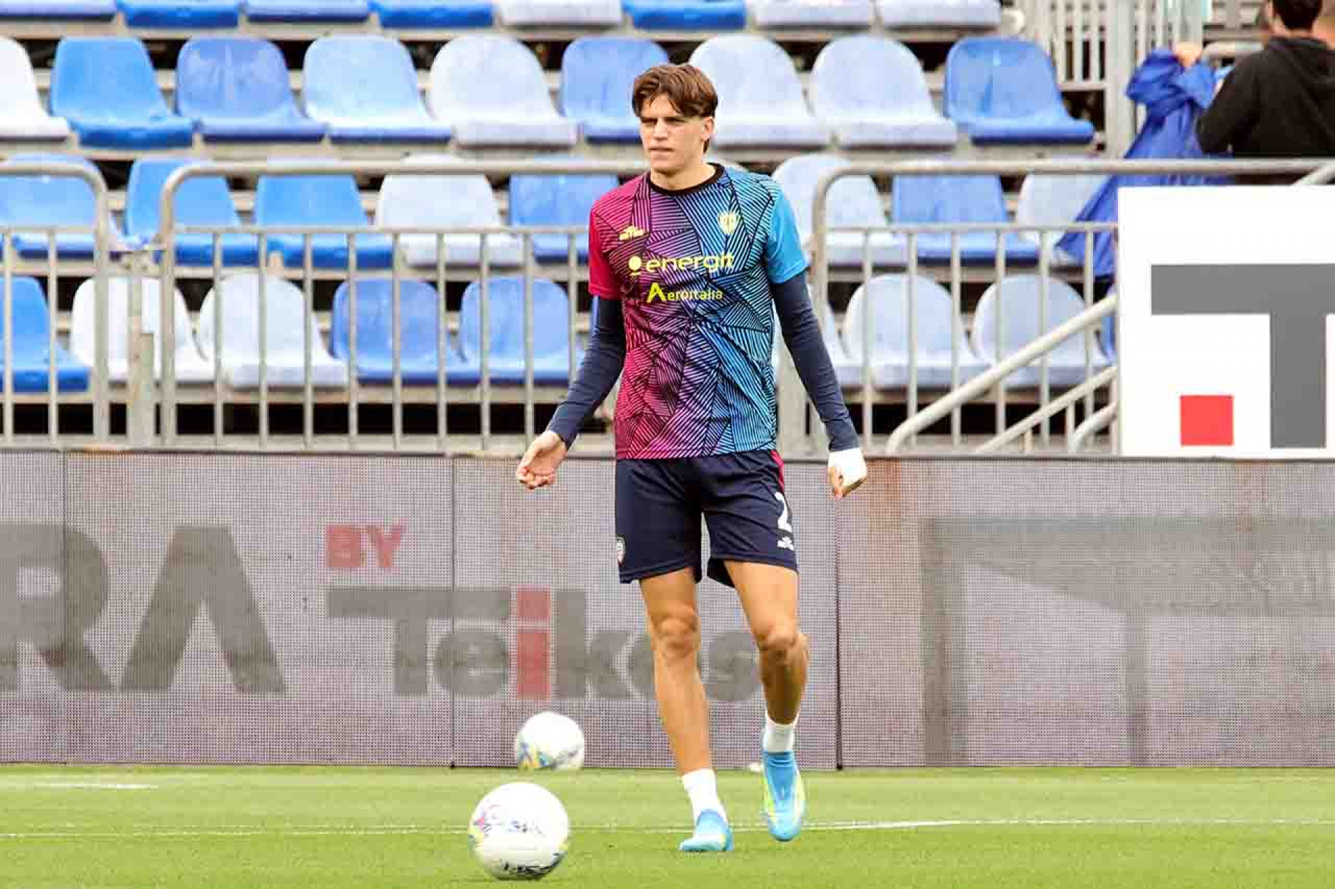 CAGLIARI, ITALY - MAY 09: Marco Palestra of Cagliari warms up ahead before&nbsp;  during the Serie A match between Cagliari Calcio and Udinese Calcio at Stadio Sant'Elia on May 09, 2026 in Cagliari, Italy. (Photo by Enrico Locci/Getty Images)