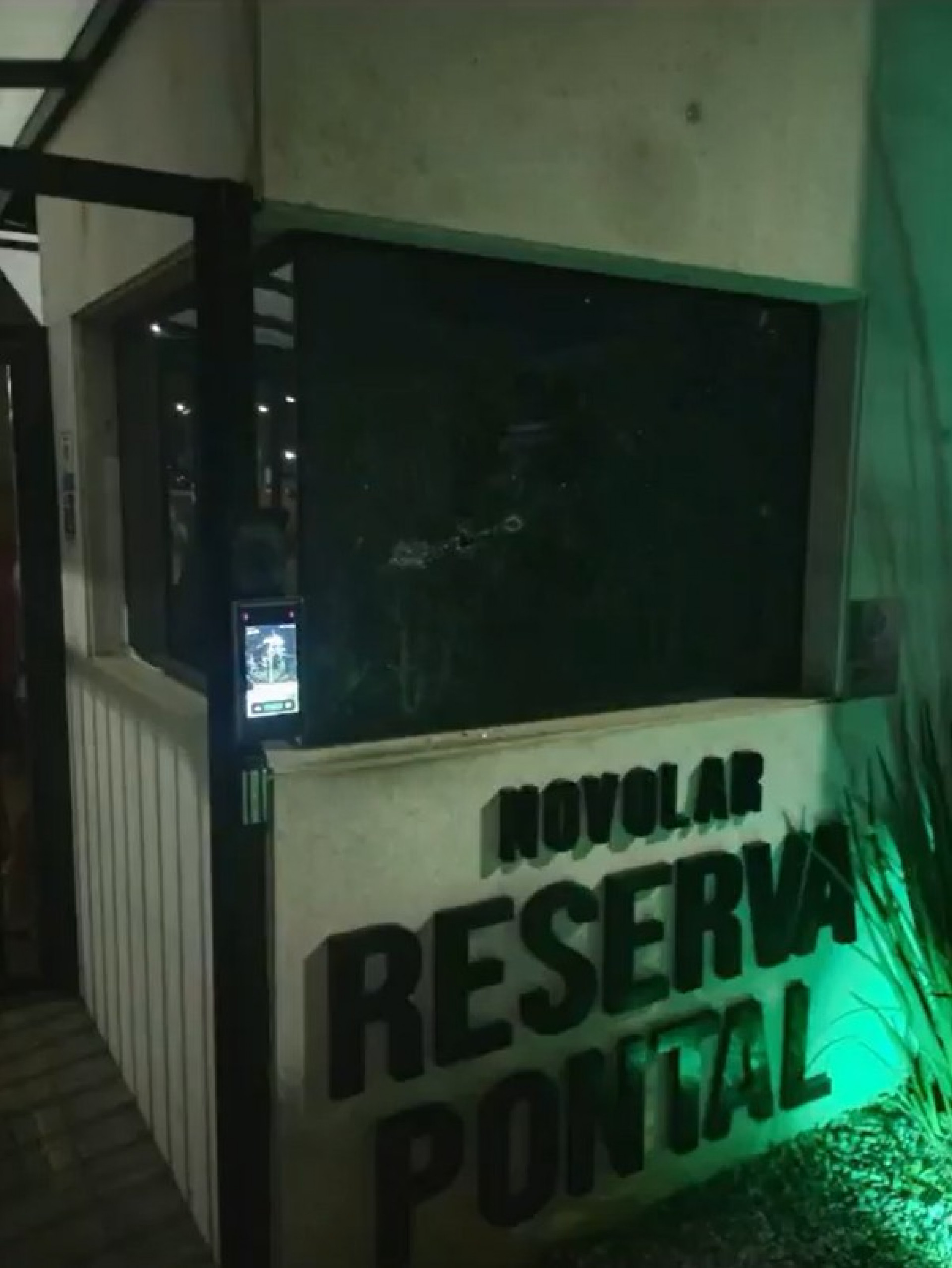 Guarita atacada ficou com diversas marcas de tiros - Reprodução / Redes Sociais
