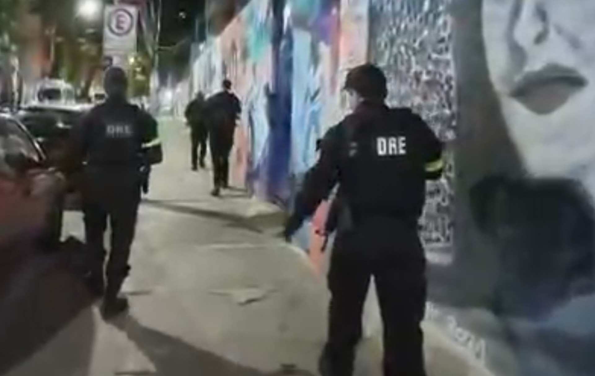 Policiais civis atuam na comunidade Santa Marta, em Botafogo - Reprodução