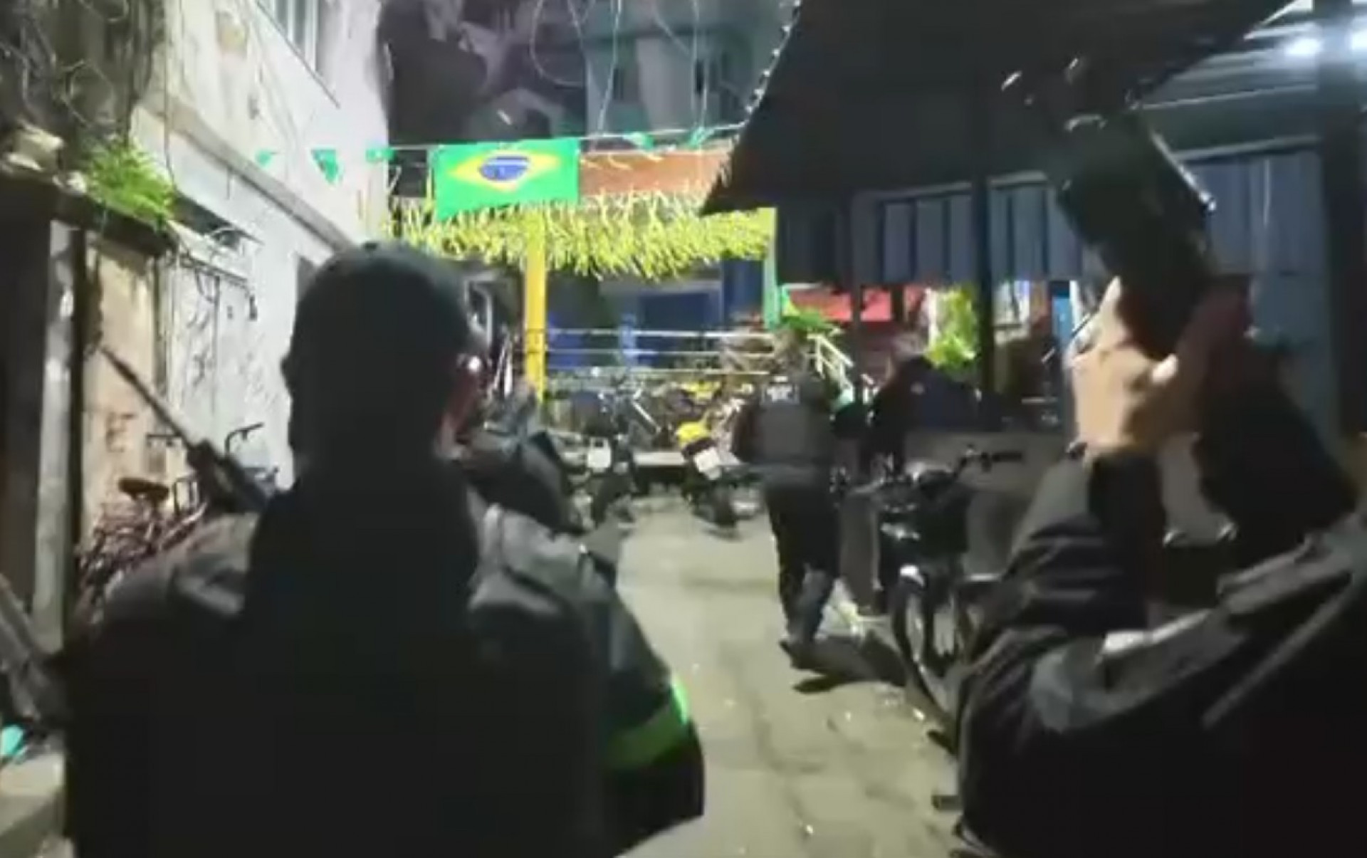 Policiais civis atuam na comunidade Santa Marta, em Botafogo - Reprodução