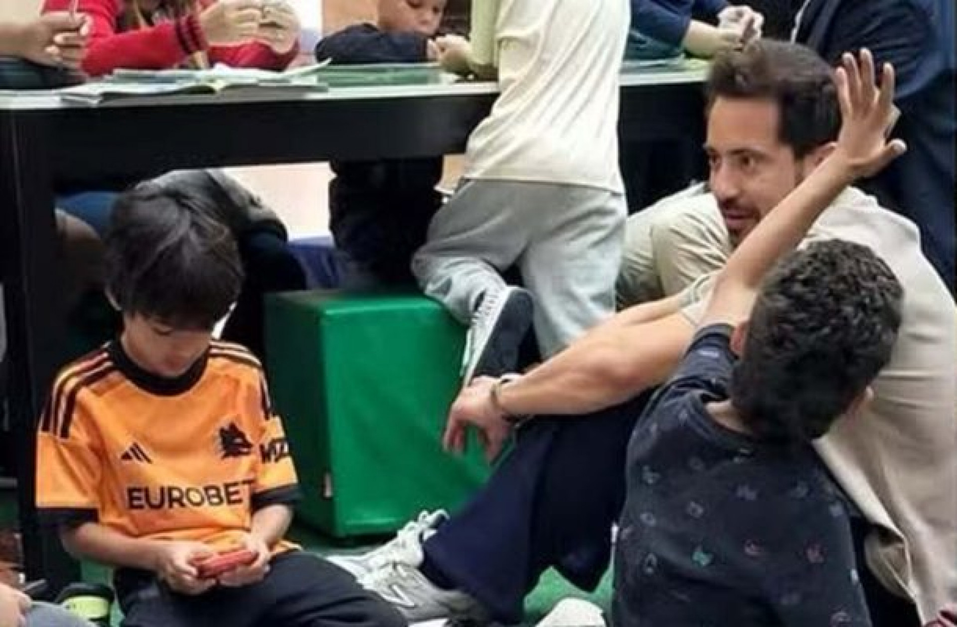 Everton Ribeiro entra na febre da Copa e leva filhos para trocar figurinhas em shopping do Rio