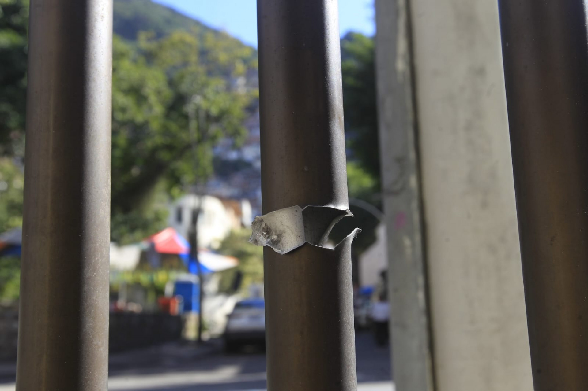 Tiros acertaram a Igreja Metodista em Botafogo, na Rua São Clemente - Reginaldo Pimenta / Agência O Dia
