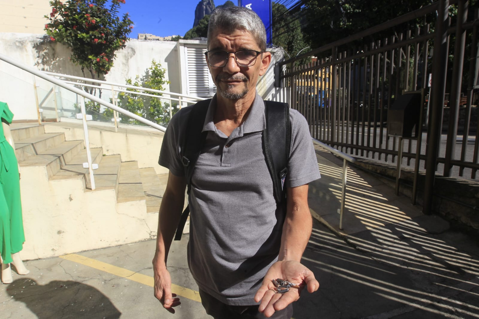 Pastor Carlos Wesley Domingues encontrou diversos projéteis na entrada da igreja - Reginaldo Pimenta / Agência O Dia