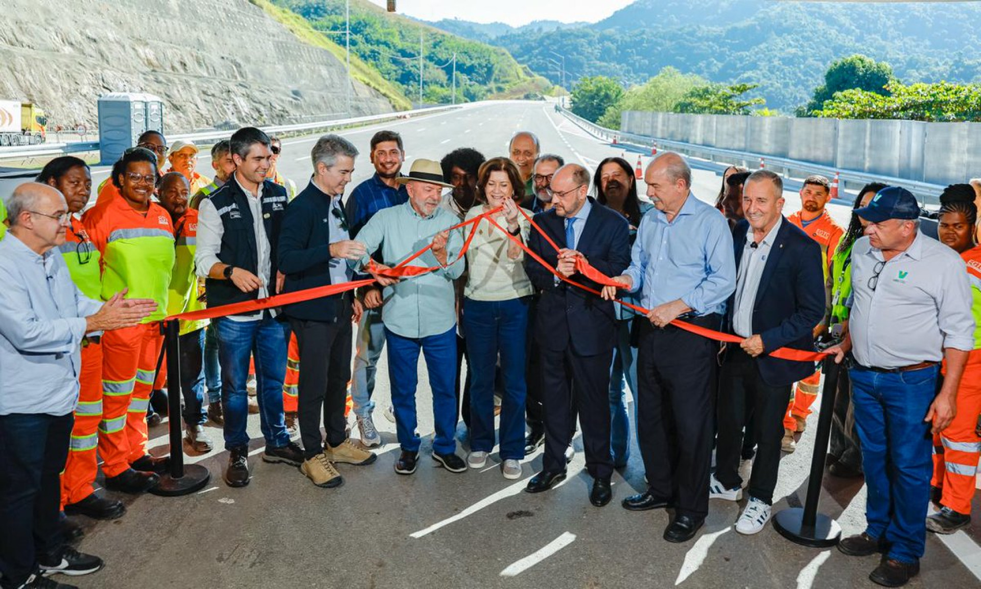 Lula inaugurou primeira etapa das obras do trecho da Rodovia Presidente Dutra na Serra das Araras