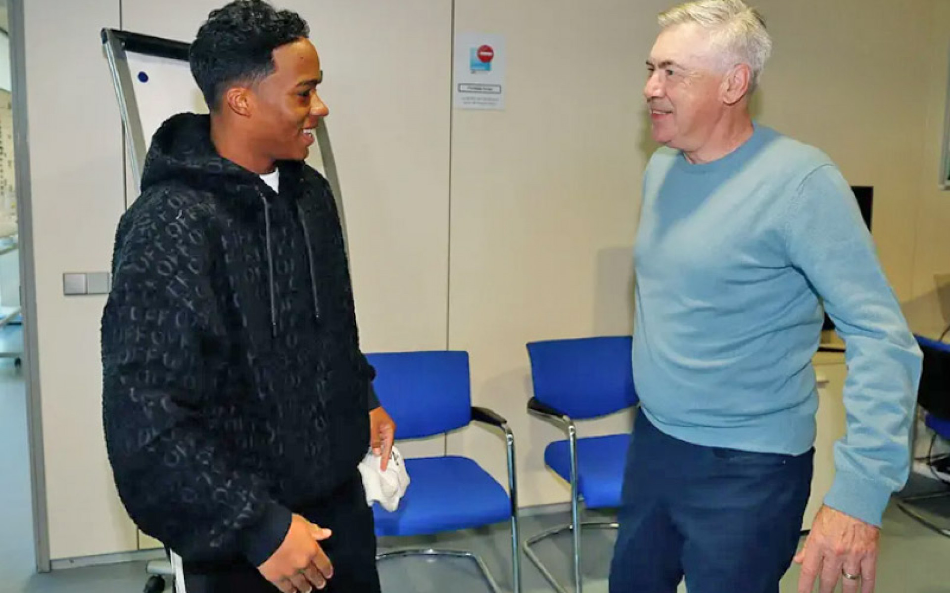 Endrick ao lado de Carlo Ancelotti, t&eacute;cnico do Real Madrid -  Divulga&ccedil;&atilde;o