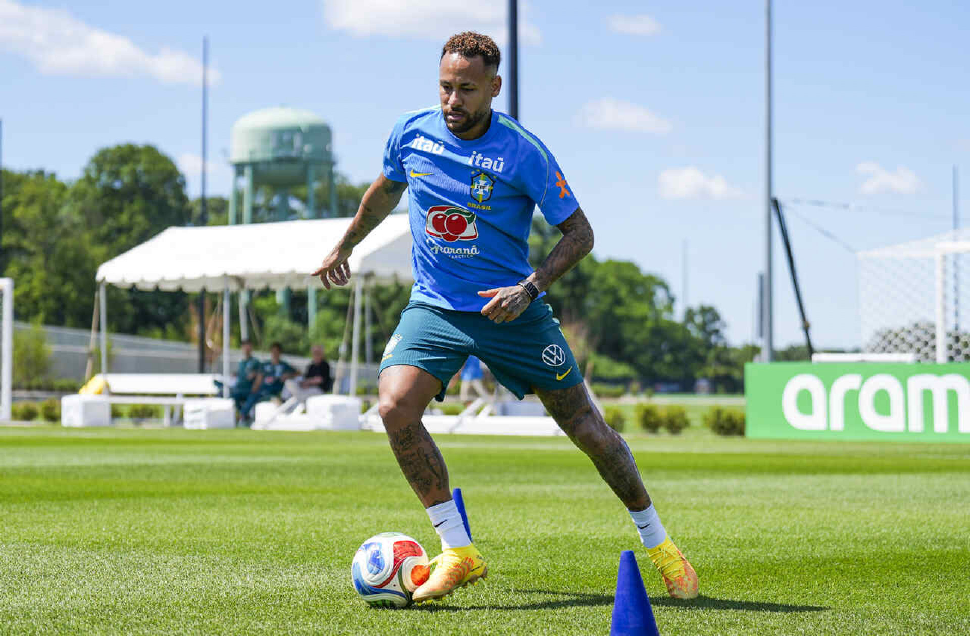 Neymar d&aacute; pique em treino de marca&ccedil;&atilde;o e arranca aplausos de companheiros