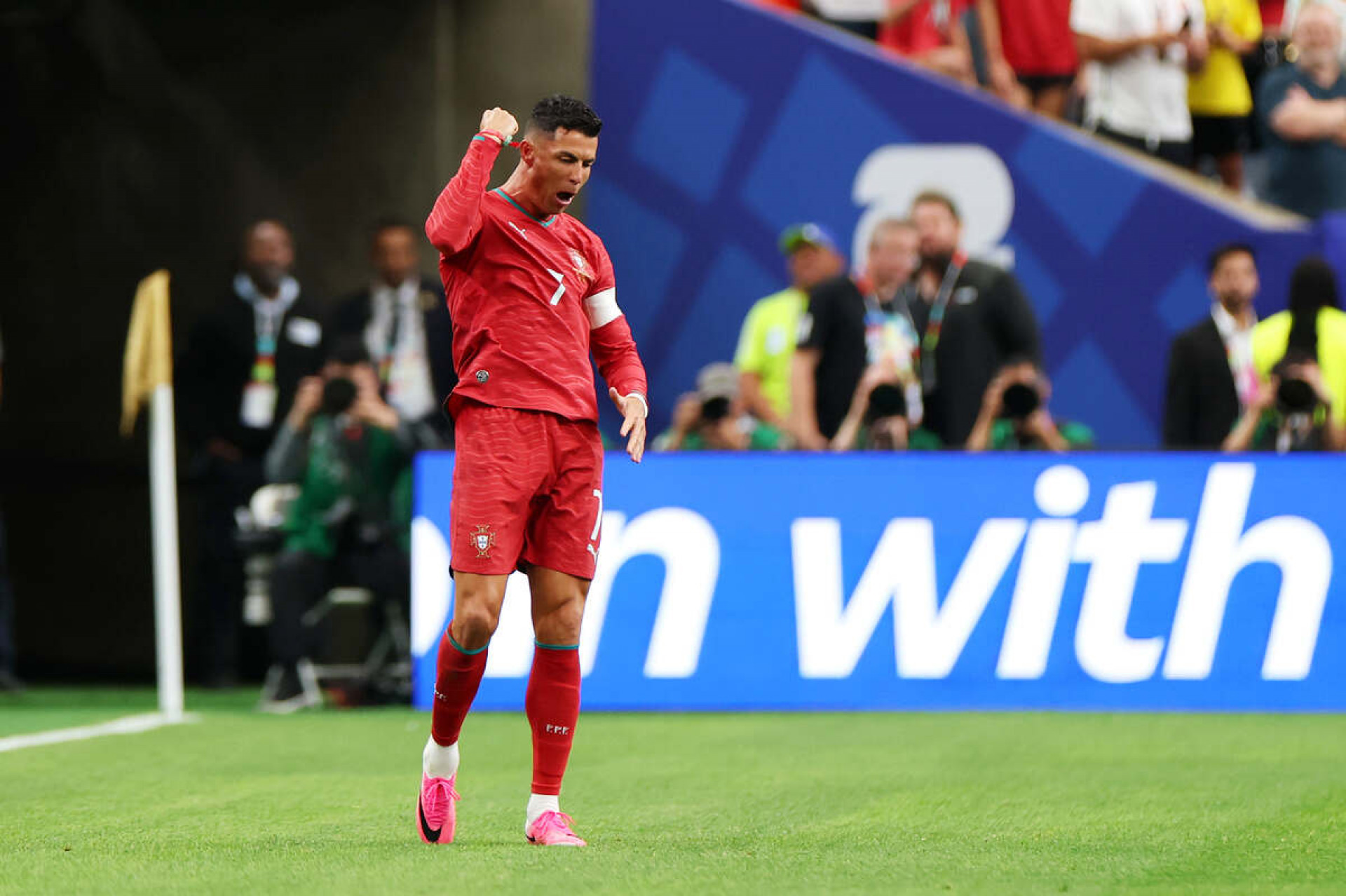 Cristiano Ronaldo marca e bate recorde na Copa do Mundo