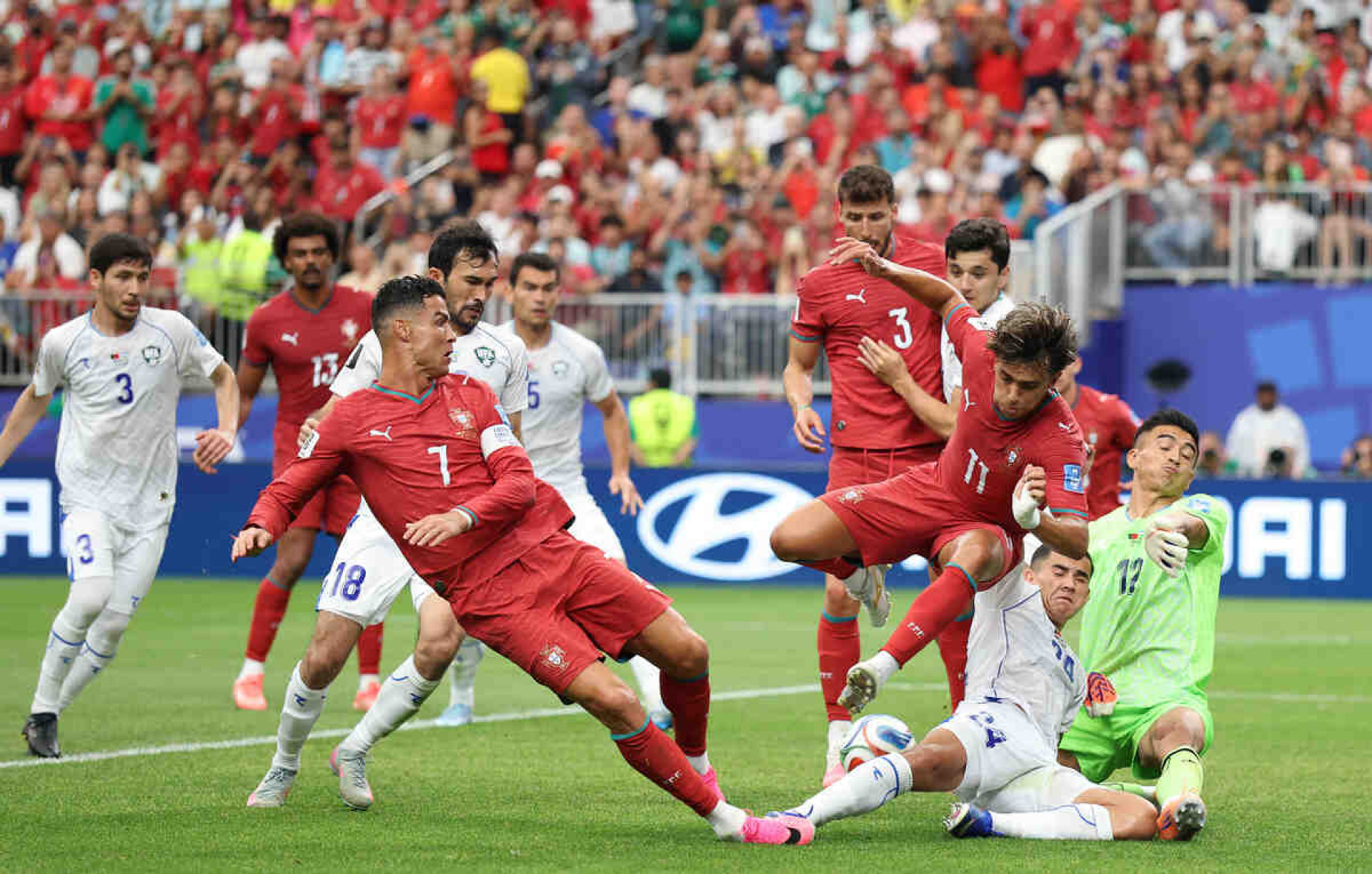 Cristiano Ronaldo faz hist&oacute;ria e comanda goleada de Portugal sobre o Uzbequist&atilde;o