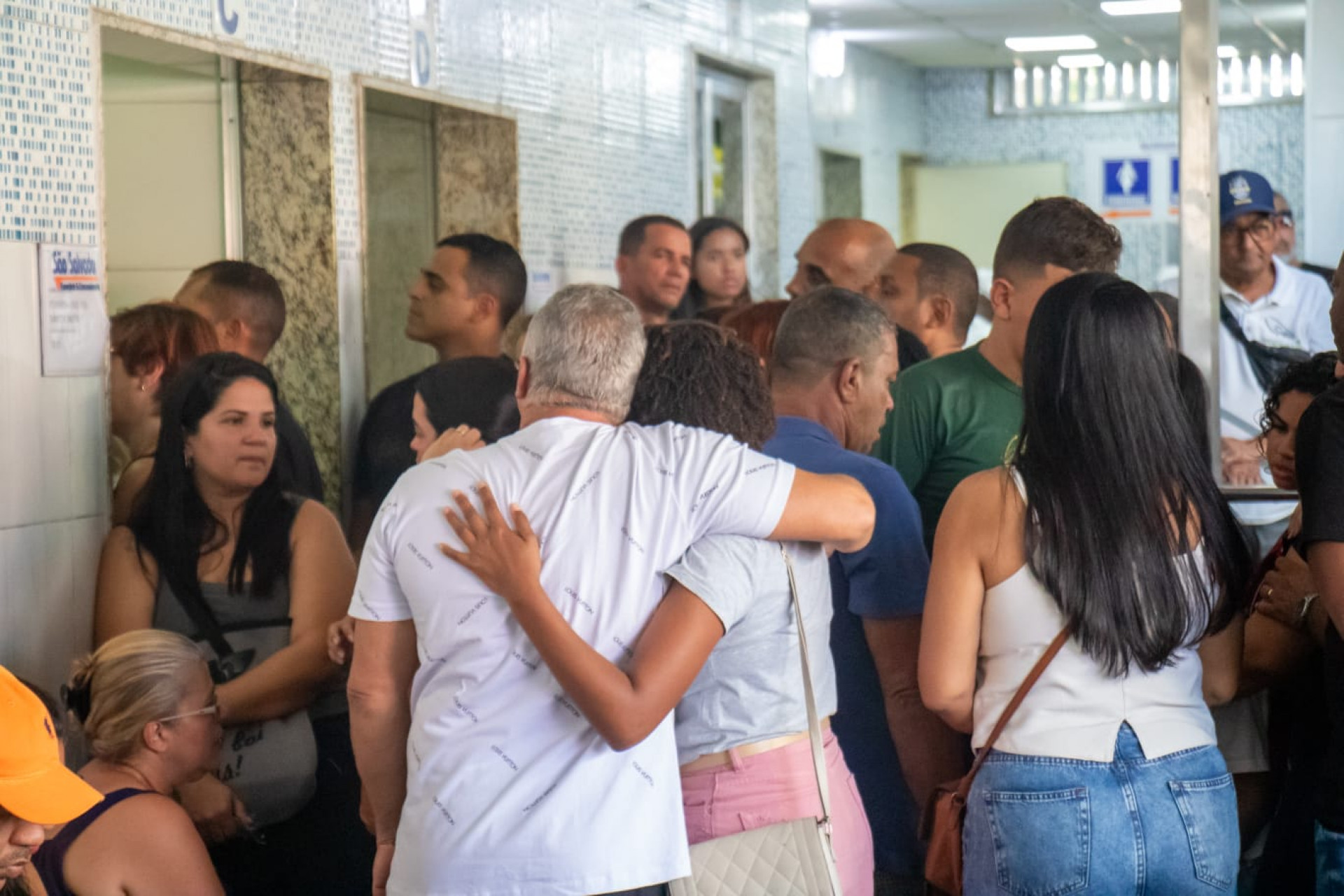 Choro e revolta marcaram o sepultamento de Eduarda Cruz dos Santos Bastos, de 7 anos - Érica Martin/Agência O Dia