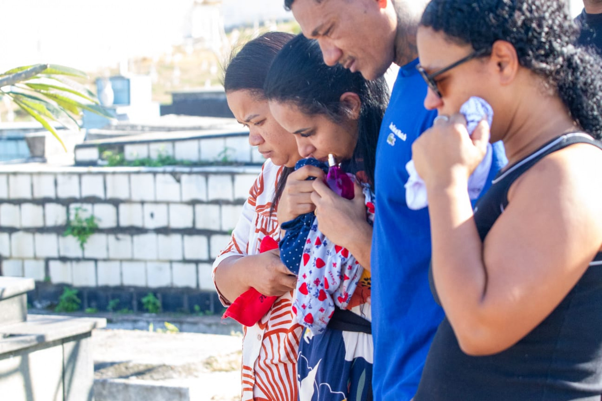 Thais Iolanda segurando a roupinha e o perfume de Eduarda Cruz dos Santos Bastos, de 7 anos - Érica Martin/Agência O Dia