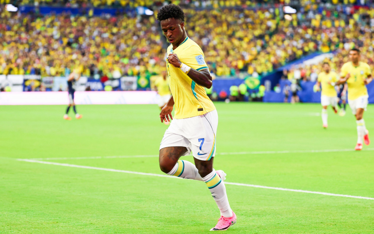 Vinicius Jr., jogador do Brasil, comemora seu gol durante a partida entre Escócia x Brasil, válida pela terceira rodada do Grupo C da fase de grupos da Copa do Mundo FIFA de 2026, no Miami Stadium, na Flórida, Estados Unidos, nesta quarta-feira (24).