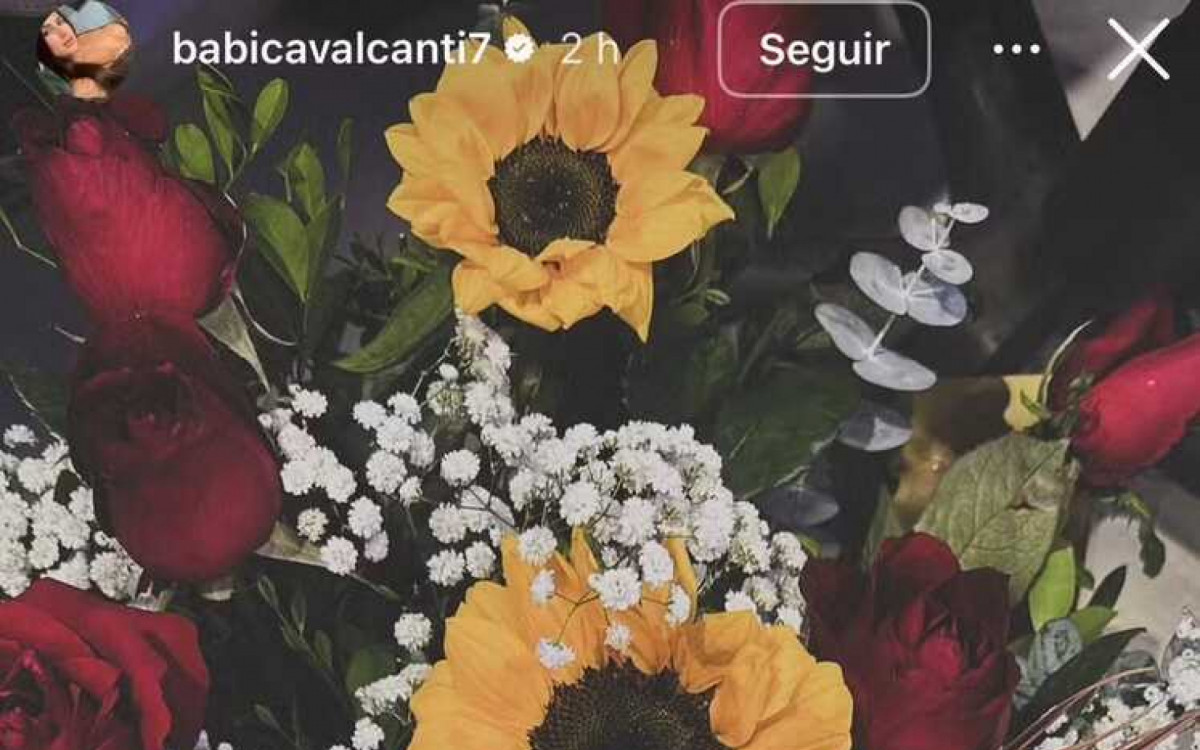 Rom&aacute;rio envia flores e bilhete rom&acirc;ntico a affair no Brasil durante viagem da Copa