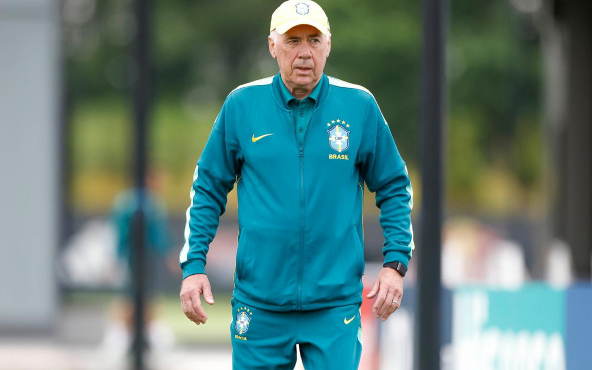 Carlo Ancelotti em treino da Seleção