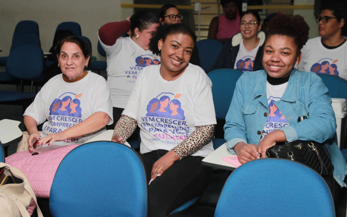 Iniciativa já capacitou mais de 150 mulheres no município e retorna com palestras, oficinas, empregabilidade e lançamento do Movimento OCTA