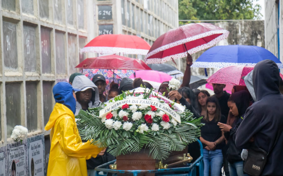 Iasmin foi sepultada ontem, em Iraj&aacute;. No detalhe, Deiveson