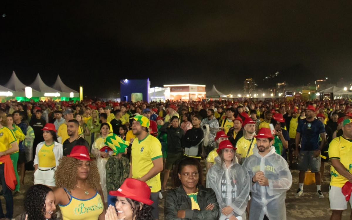 Sob chuva, torcida lota a Arena Copacabana para acompanhar Brasil x Escócia