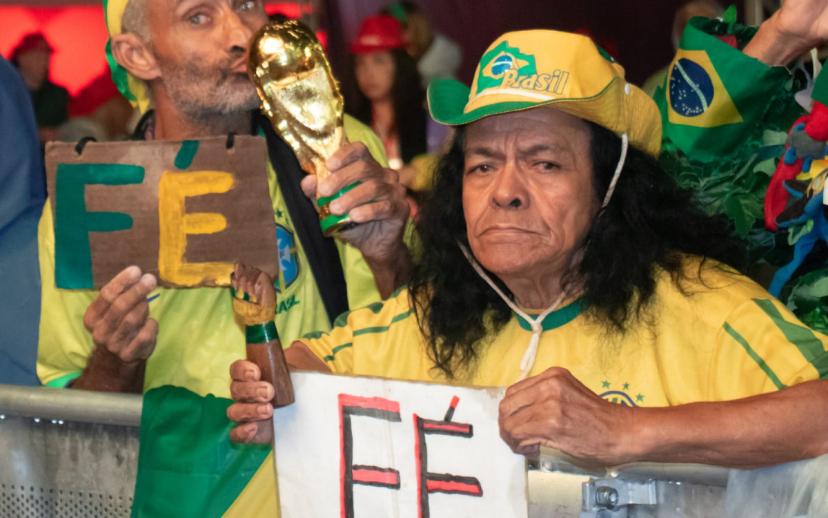 Torcedores usam adereços diferentes para torce pela Seleção na Arena Copacabana
