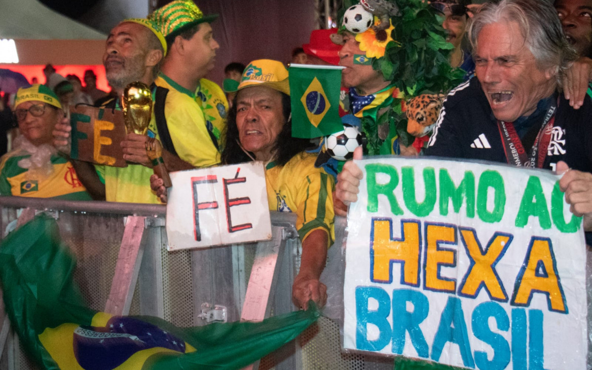 Chuva não impede festa da torcida brasileira na Arena Copacabana em Brasil x Escócia