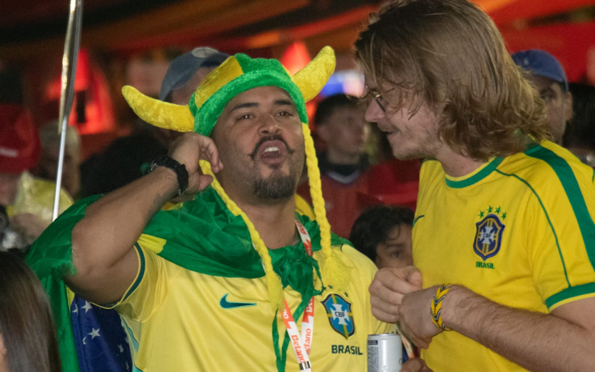 Torcedores usam adereços diferentes para torce pela Seleção na Arena Copacabana