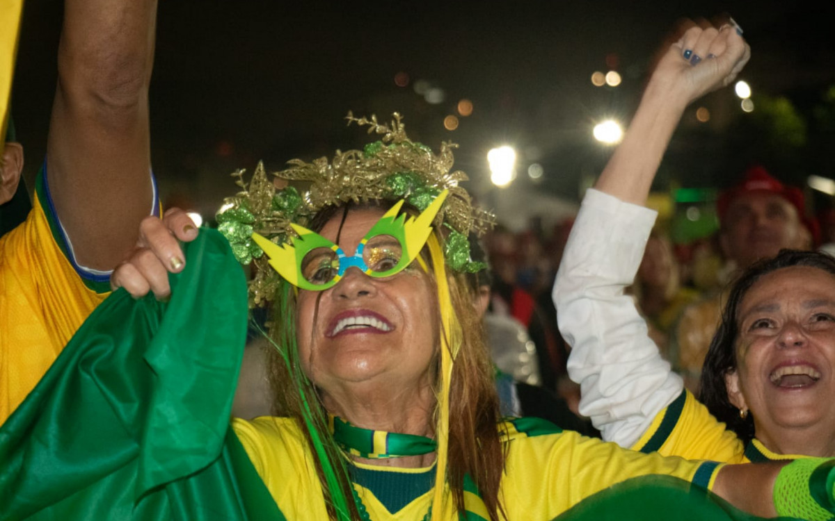 Torcedores vibram com o jogo entre Brasil x Escócia na Arena Copacabana, nesta quarta-feira (24)